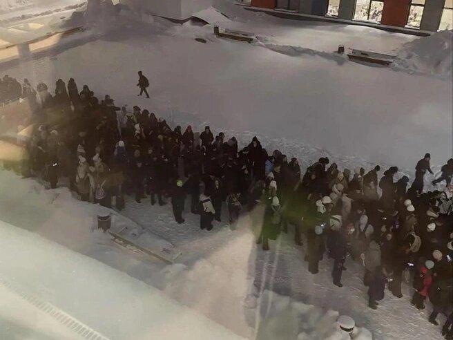 Толпа перед