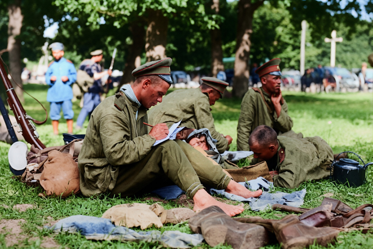Русский солдат пишет письмо домой. Первая мировая война. 1914-1917 гг.