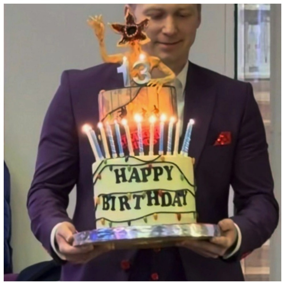 Торт внесли торжественно, под аплодисменты, и в этот момент, по словам очевидцев, Тимофей сиял.