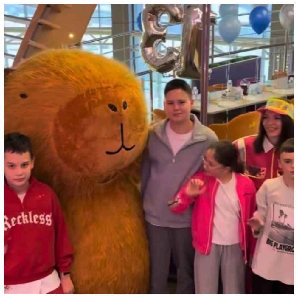 Детвора во главе с Тимофеем с огромной копибарой