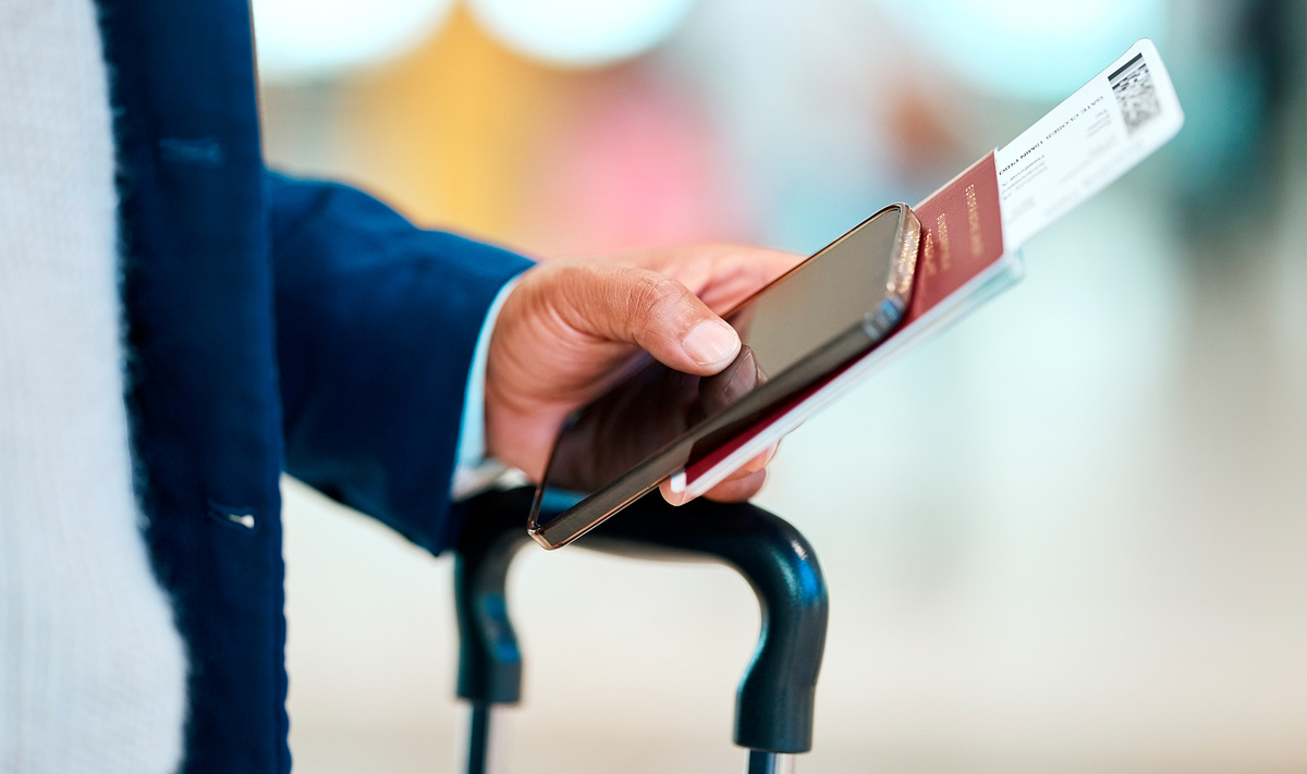 Оригинал паспорта — без него не посадят на поезд дальнего следования и даже на скоростную электричку.Фото: PeopleImages / Shutterstock.com
