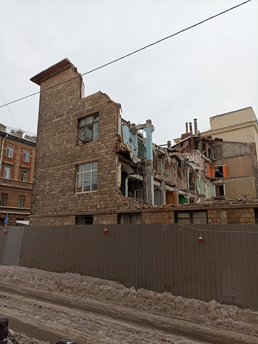 Видно, что здание явно отличается от соседних. За ним - историческое 