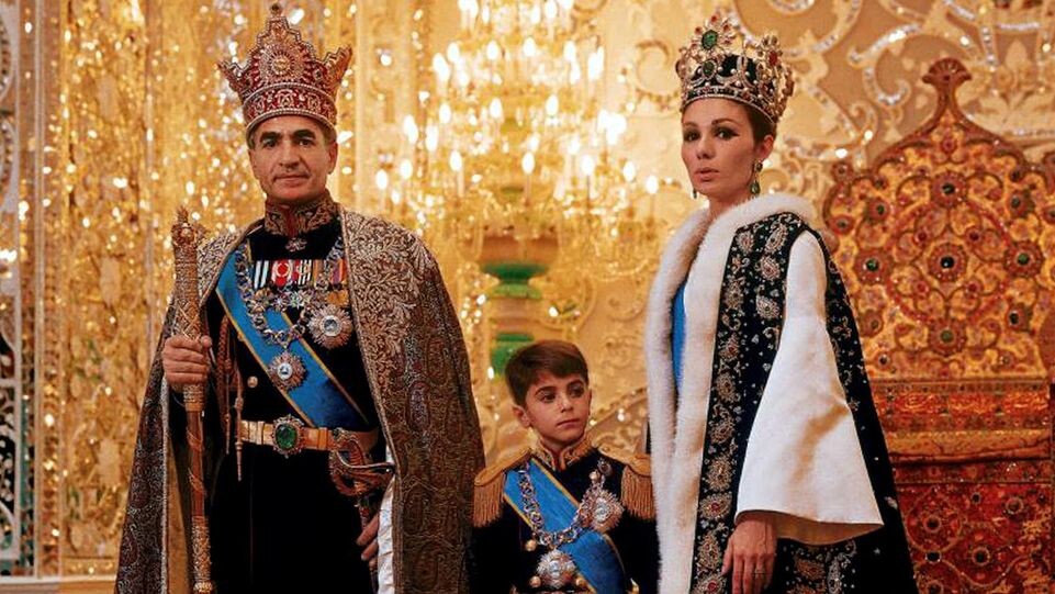     Мохаммед Реза Пехлеви со своей третьей женой и их сыном Резой в церемониальных одеждах перед троном. Global Look Press / www.globallookpress.com