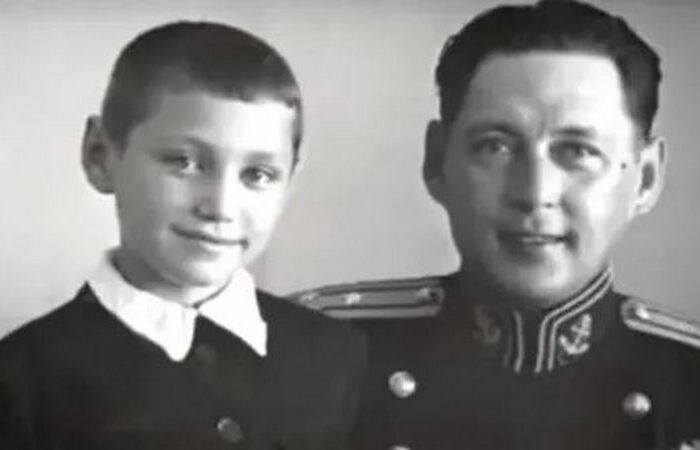    Маленький Володя с отцом, морским офицером, чьи шрамы рассказывали о войне.
