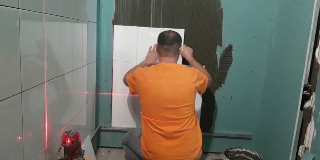 Особенности укладки плитки на гипсокартон: почему у одних держится, а у других падает?