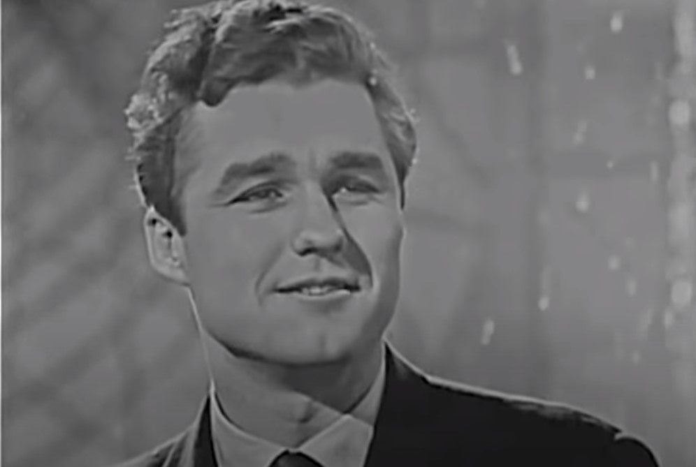 Фото с ресурса: femmie.ru. Лев Барашков - первый исполнитель песни "Главное, ребята, сердцем не стареть".