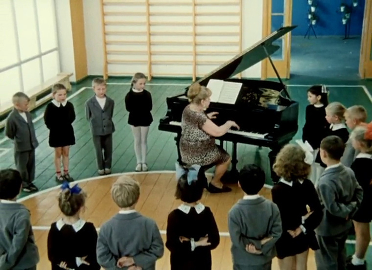 Фото с ресурса: m.imdb.com. Фрагмент из фильма «Внимание, черепаха!» (1970 год, режиссер Ролан Быков), где школьники на уроке пения поют песню «Главное, ребята, сердцем не стареть».  