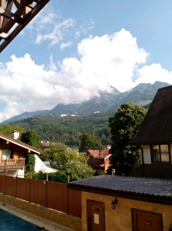Вид на горы из гостевого дома. Эсто садок. Фото автора.