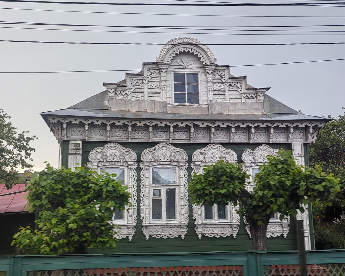 Ну чудо же! Кружево резное деревянное. Сейчас так не делают... 