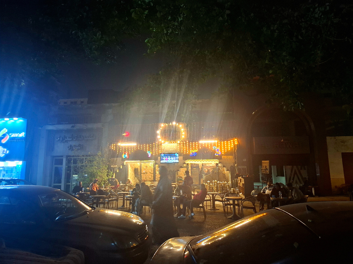 По улочке, где находится кафе, приятно просто погулять