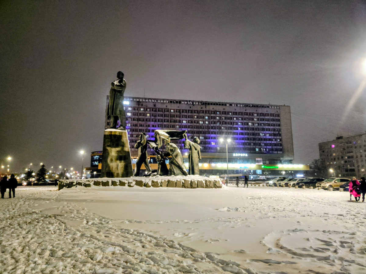 Возвращаемся с катка, запечатлела памятник с другой стороны.