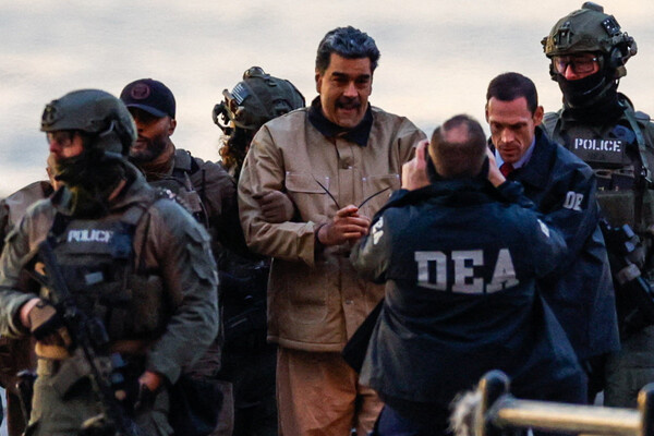 Сотрудники правоохранительных органов выводят задержанного президента Венесуэлы Николаса Мадуро из вертолета перед доставкой в федеральный суд Манхэттена, Нью-Йорк, 5 января 2026 года / Eduardo Munoz/Reuters 