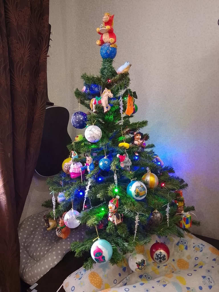 Ёлка Екатерины Остапенко. Навершие - лошадка из ваты. 