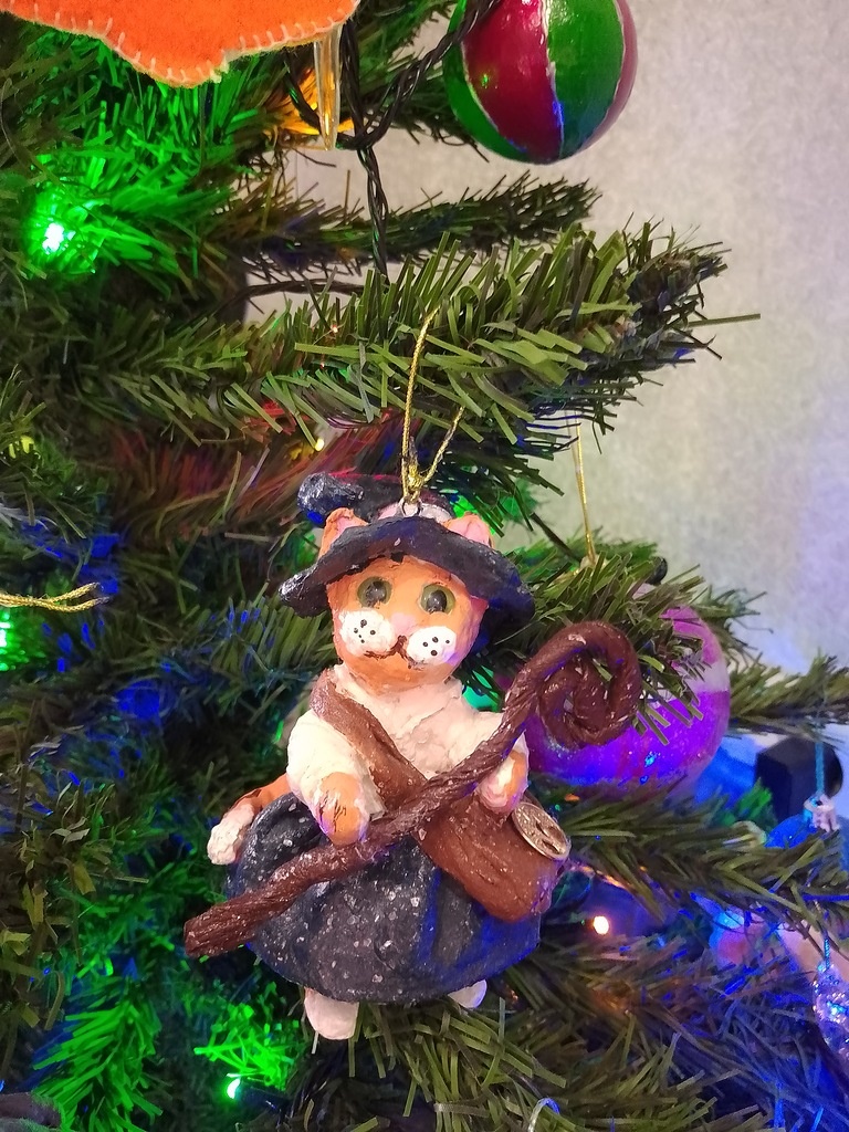 Работа Екатерины Остапенко. Кошечка колдунья-путешественница. Ватная игрушка.