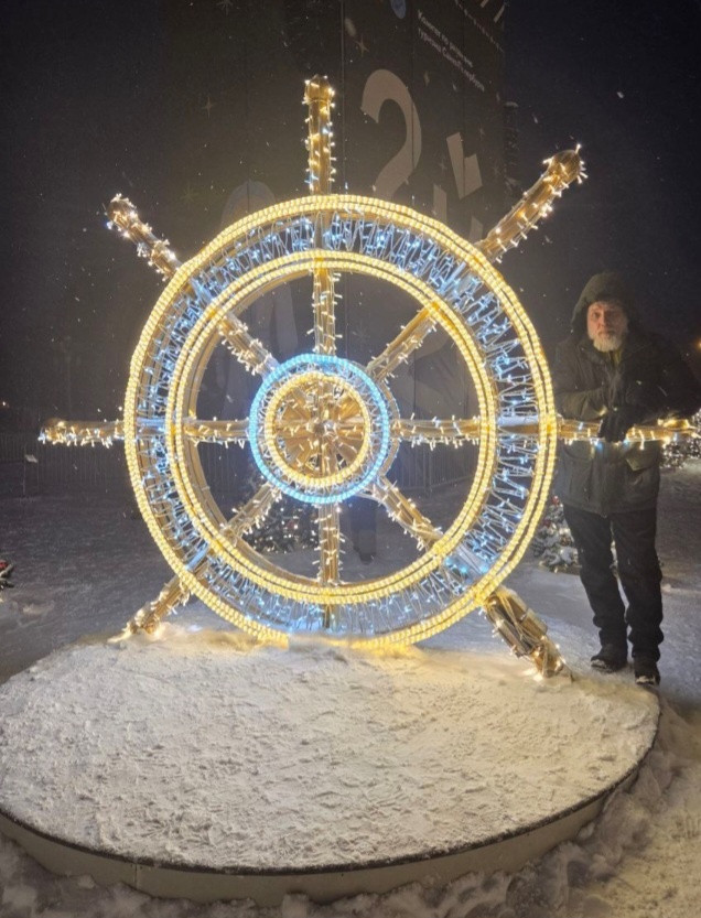 Фото рандомное... В Крондштате, у Морского Собора. Спасибо Насте за идею поездки!