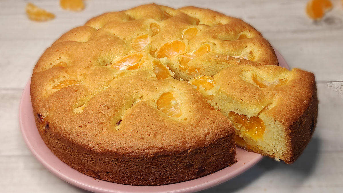 Простой пирог с мандаринами. Фото автора.
