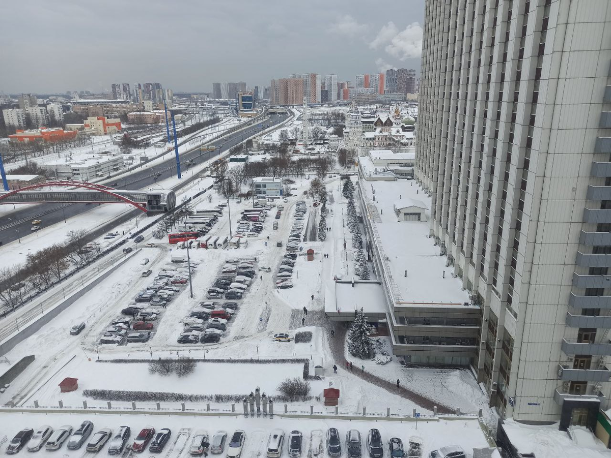 Вид из окна нашего номера на пятнадцатом этаже гостиницы Вега Измайлово.