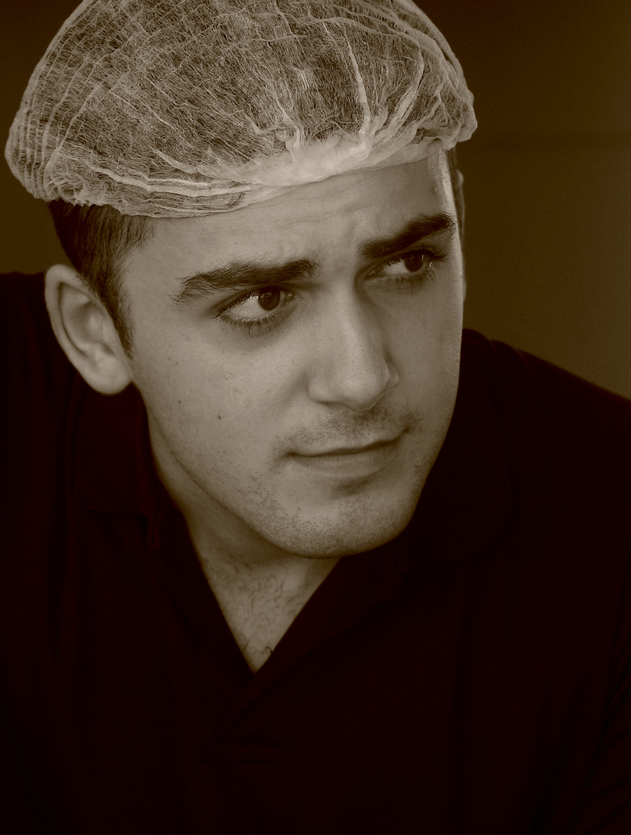 Повар турецкого отеля Fortezza beach Resort в Мармарисе возле мангала. Просто красивый парень. И серьезный. Он действительно стоял за мангалом. Под конец ужина, когда стало посвободее, я предложил ему сфотографироваться. Во время съемки подошел кто-то из ресторанного начальства, начал что-то говорить поварам и получился вот этот "классический" внимательный взгляд.