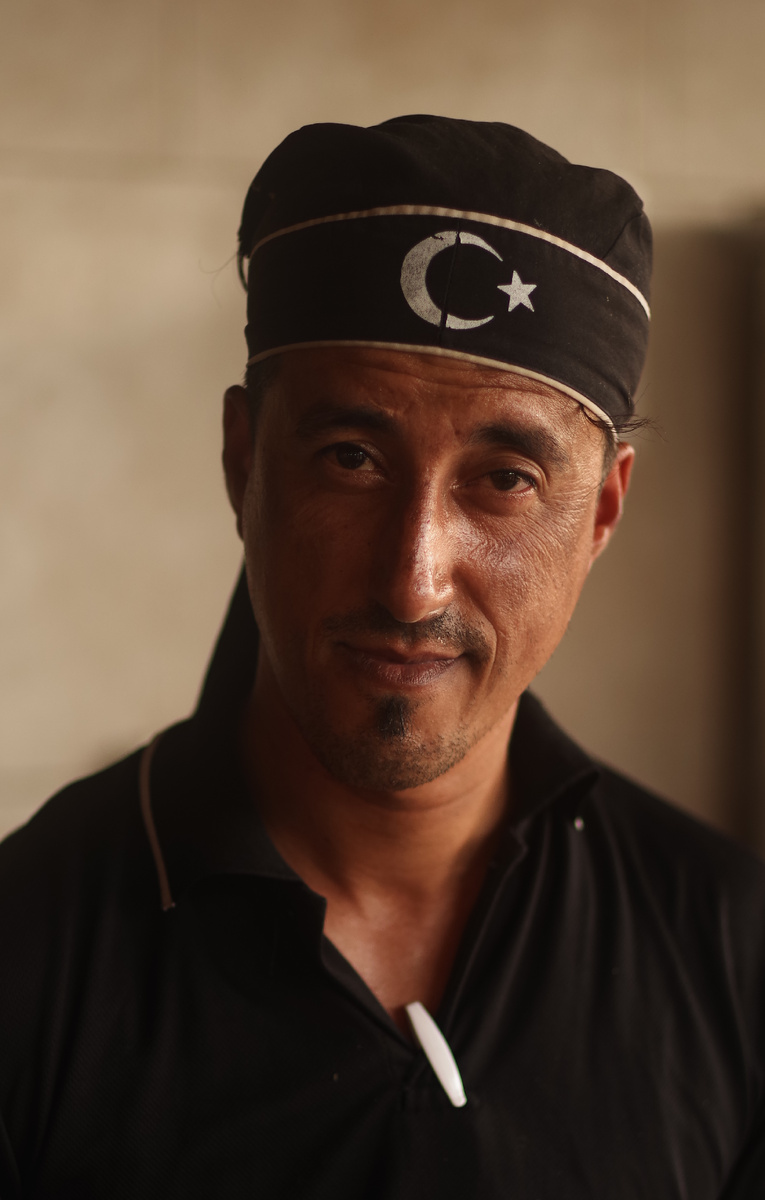 Повар турецкого отеля Senza Garden  в Аланье. Специально не стал осветлять фотографию. Я просто вижу его янычаром, или турецким пиратом на галере