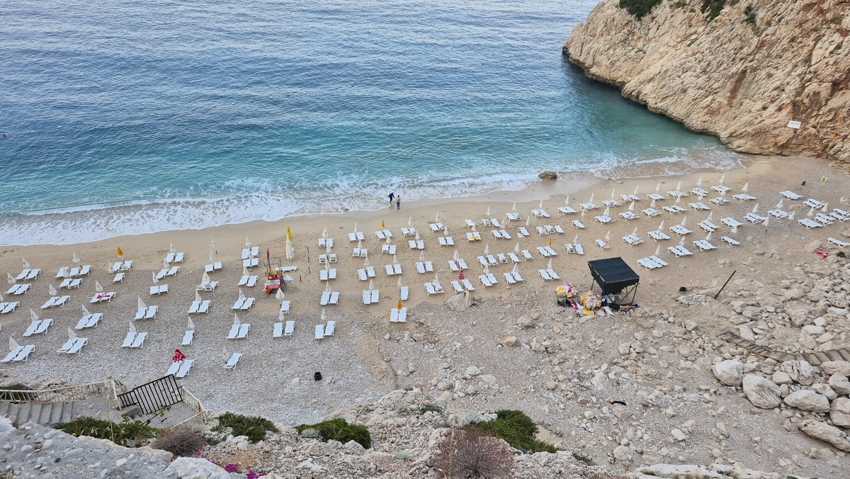 Пляж Капуташ ранним утром, вид с дороги. Пляж расположен под скалой