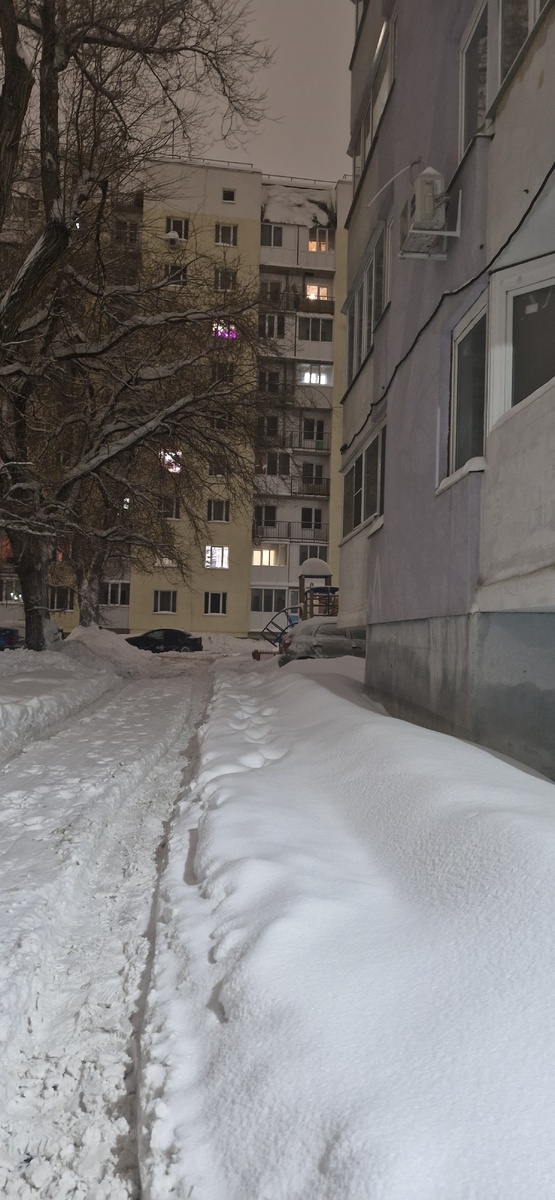 Накатали колею машины , дом хорошо снег задержал, с этой стороны еще нормально )