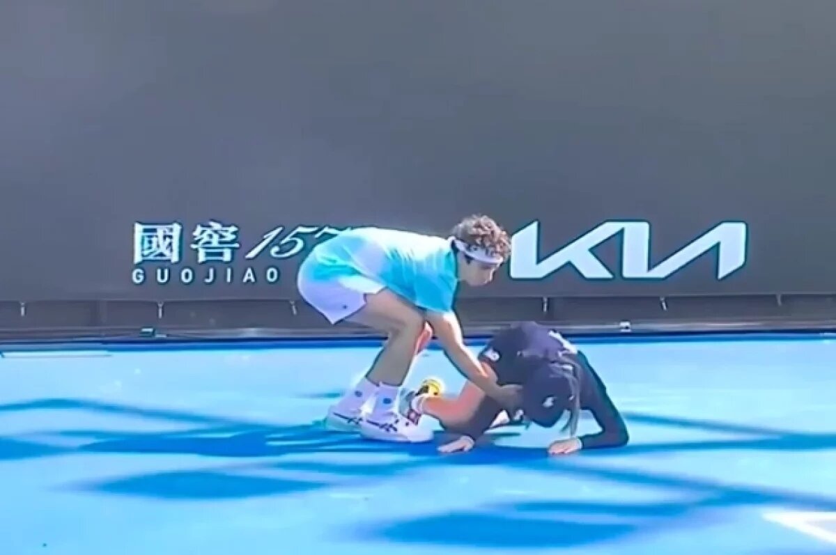    Во время матча квалификации Australian Open бол-гёрл упала в обморок