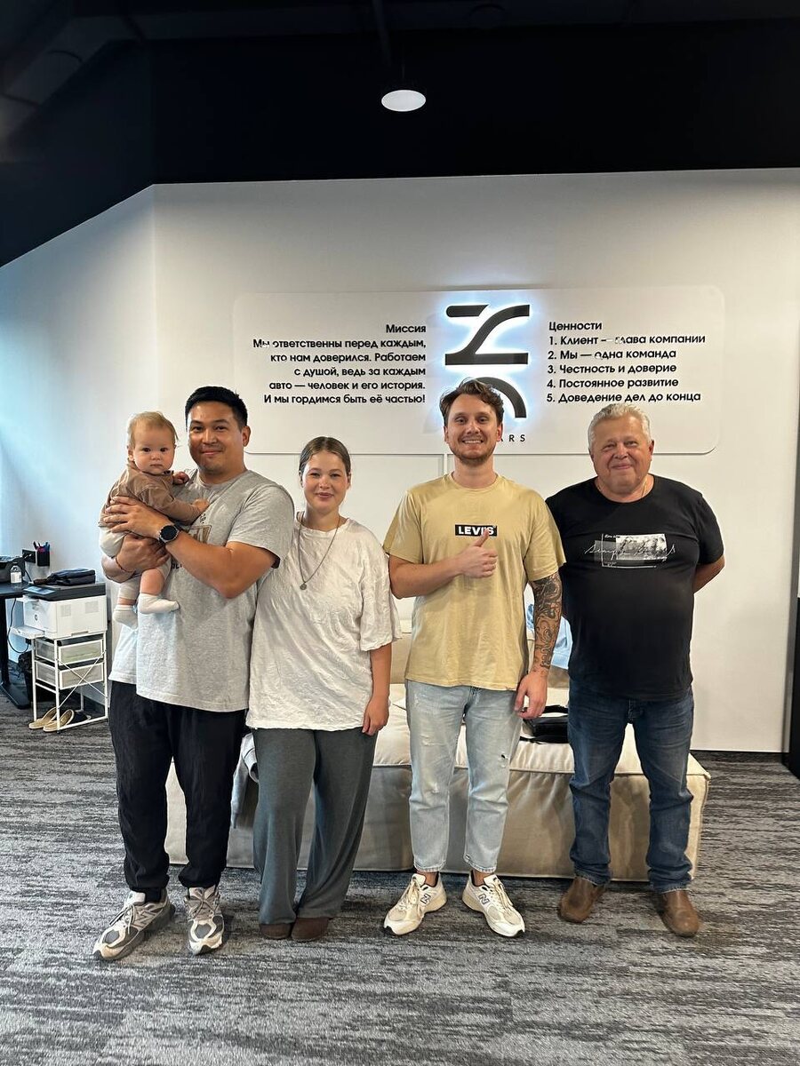 Алексей с семьей в нашем офисе в Москве: Новоданиловская набережная, 12. Бизнес-центр DM Tower, этаж 4, помещение 4.5. 