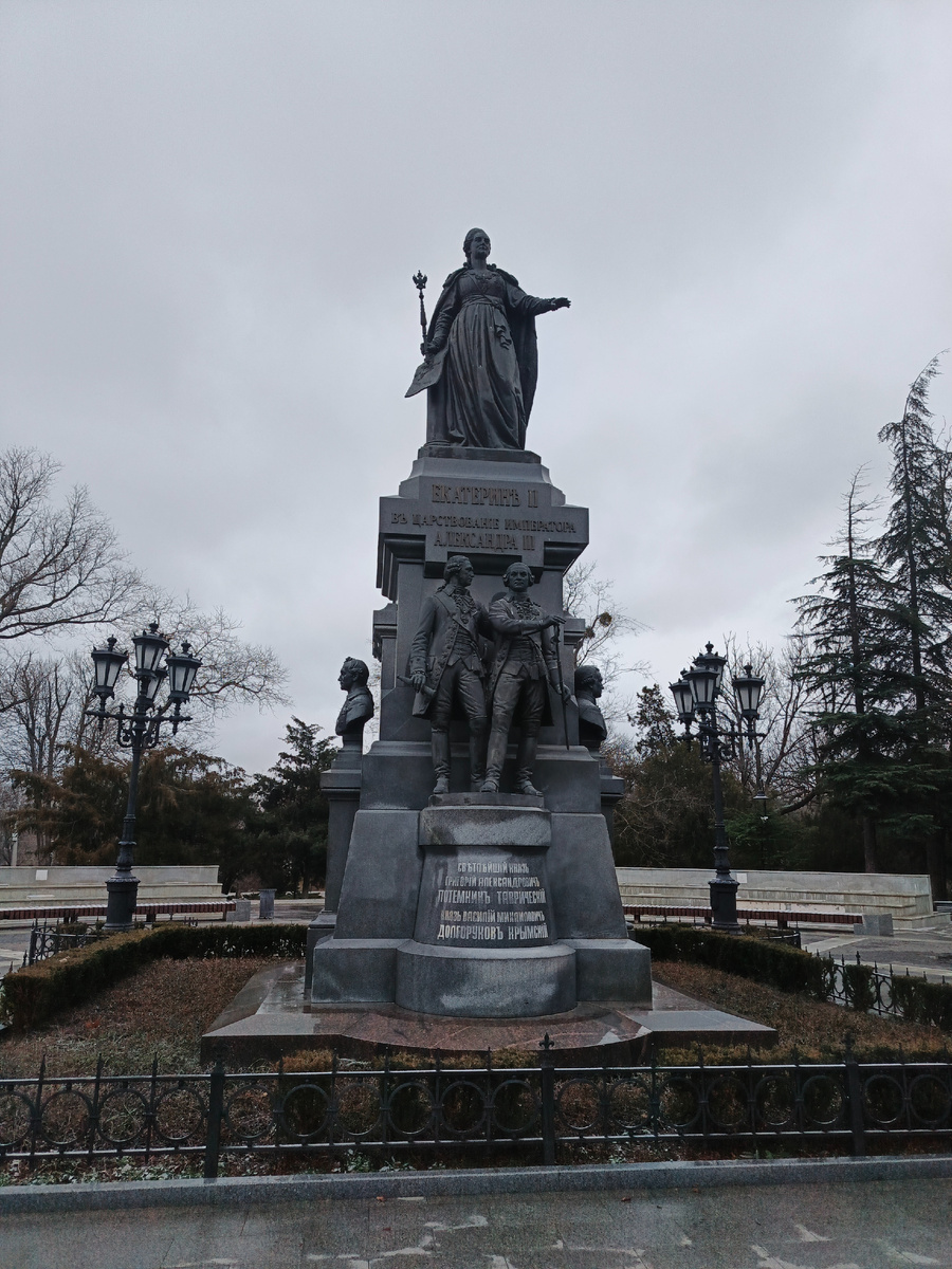 И Екатерина стала Великой и присоединила Крым к России, несмотря на свой пол