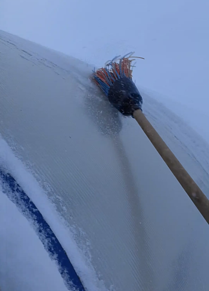 Убираю снег с поликарбоната 