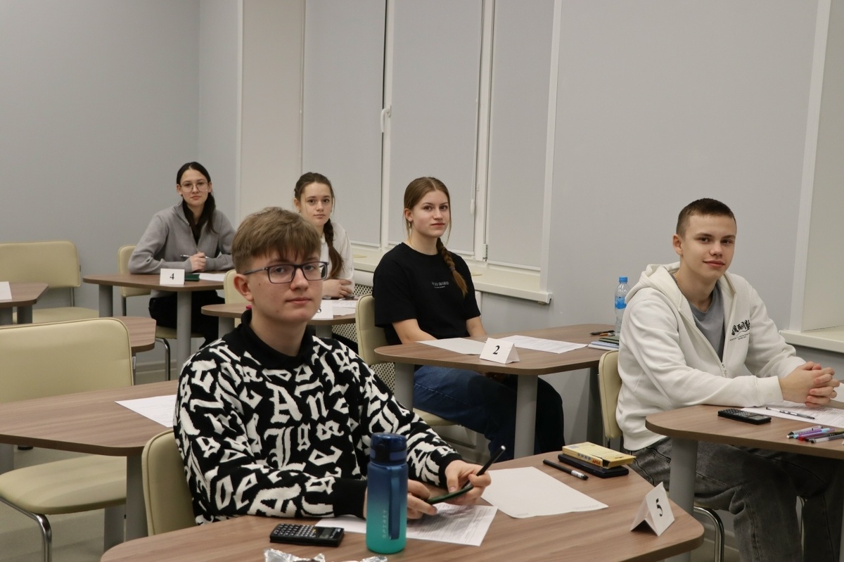 Фото из Вконтакте. Анюта на предпоследней парте