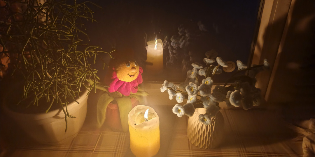 Свет отключили, поэтому ужин был при свечах