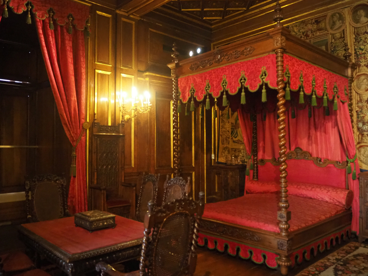 Замок По, Франция. Фото из Википедии.