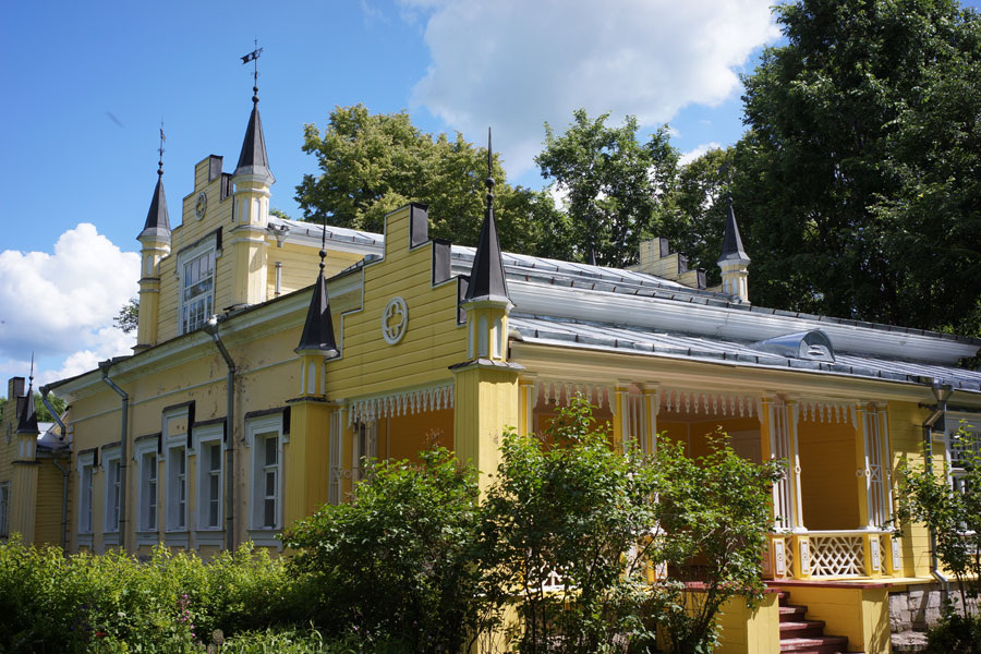 Здесь и далее фотографии взяты с сайта музея-усадьбы Н.К.Рериха в Изваре