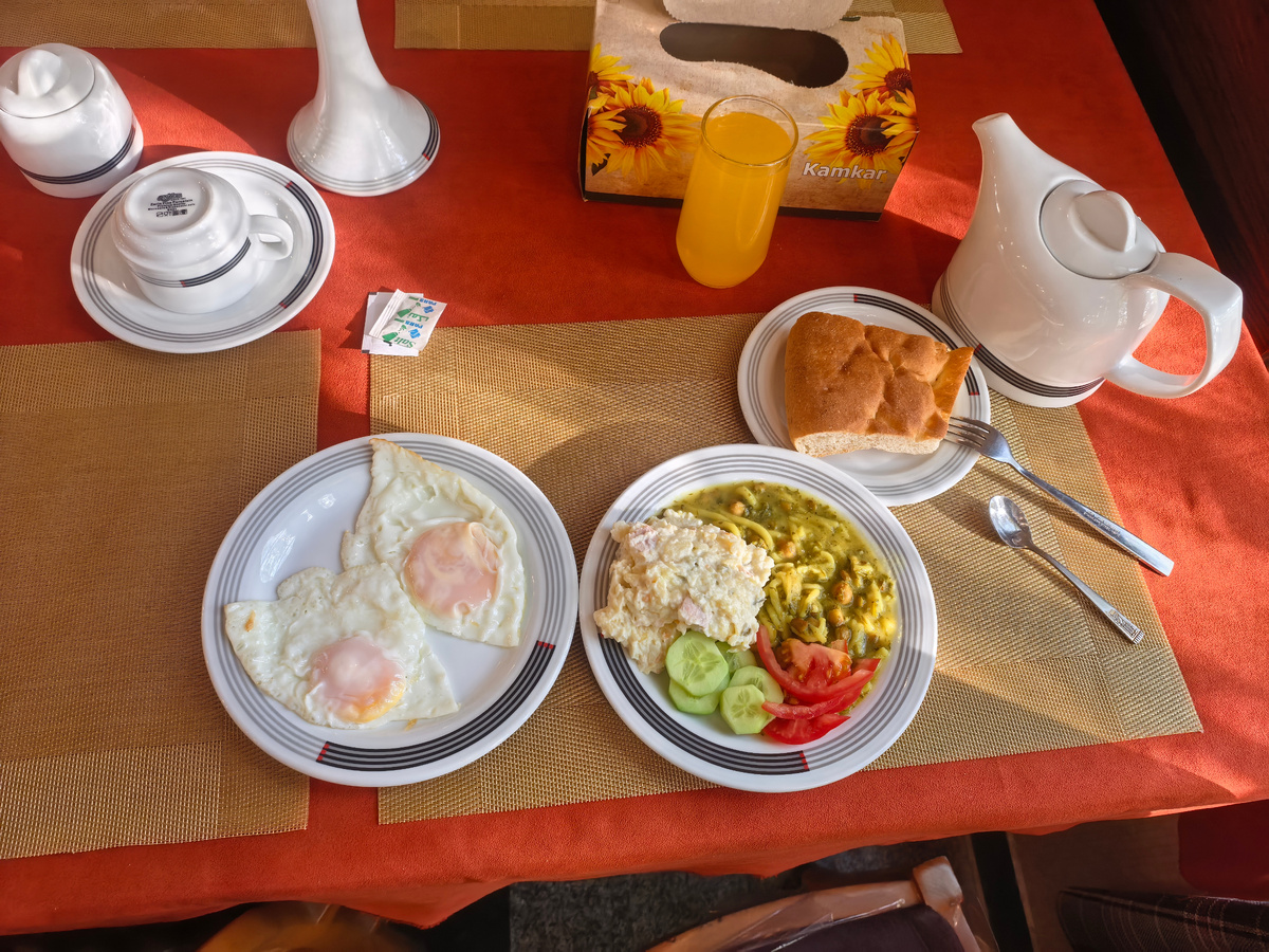 Завтрак в гостинице острова Кешм, Иран. На средней тарелке - оливье, его надо мазать на хлеб