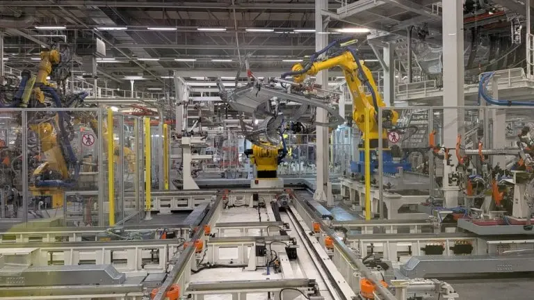 Фото сайиа tenet.ru и китайские-автомобили.рф. Процесс сварки и сборки максимально роботизирован