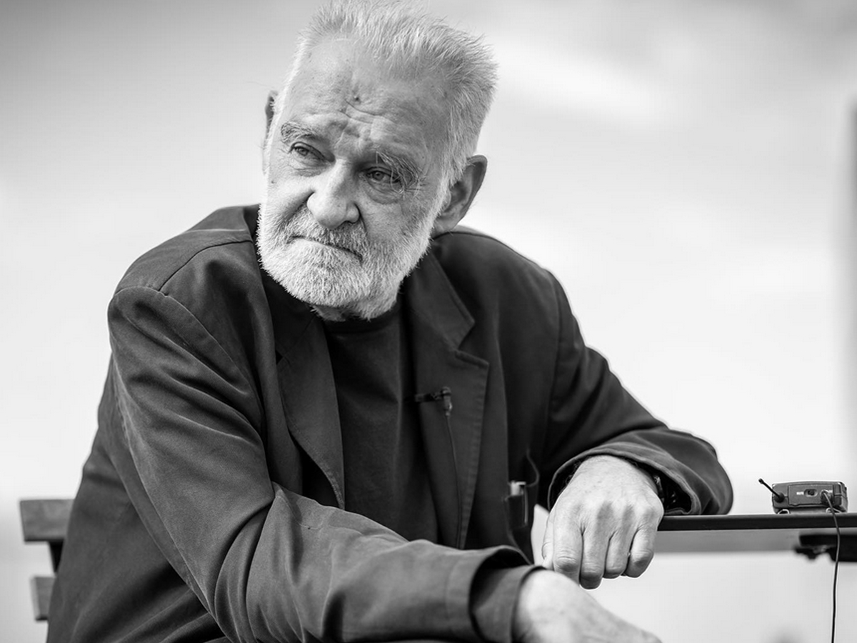 В 16 лет Тарр снял свой первый фильм: двадцатиминутную документальную ленту о цыганской трудовой бригаде. Реакция чиновников на эту работу была резко отрицательной, вследствие чего Тарру не удалось поступить в университет, где он собирался изучать философию.