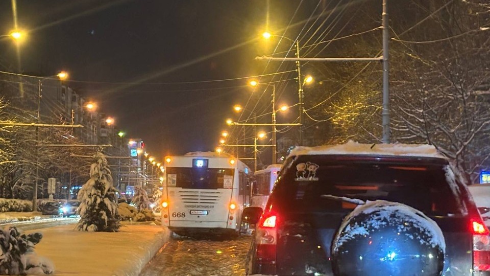 Застрявшие на дорогах автобусы и ледяные волны: Краснодар провалил испытание снегом