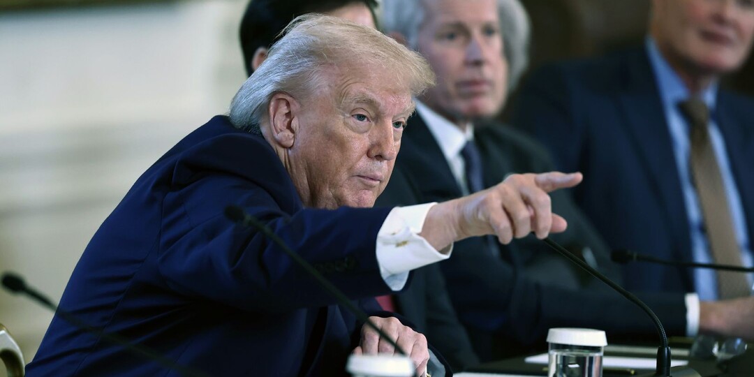 Медведев призвал Трампа скорее брать Гренландию, пока она не присоединилась к РФ