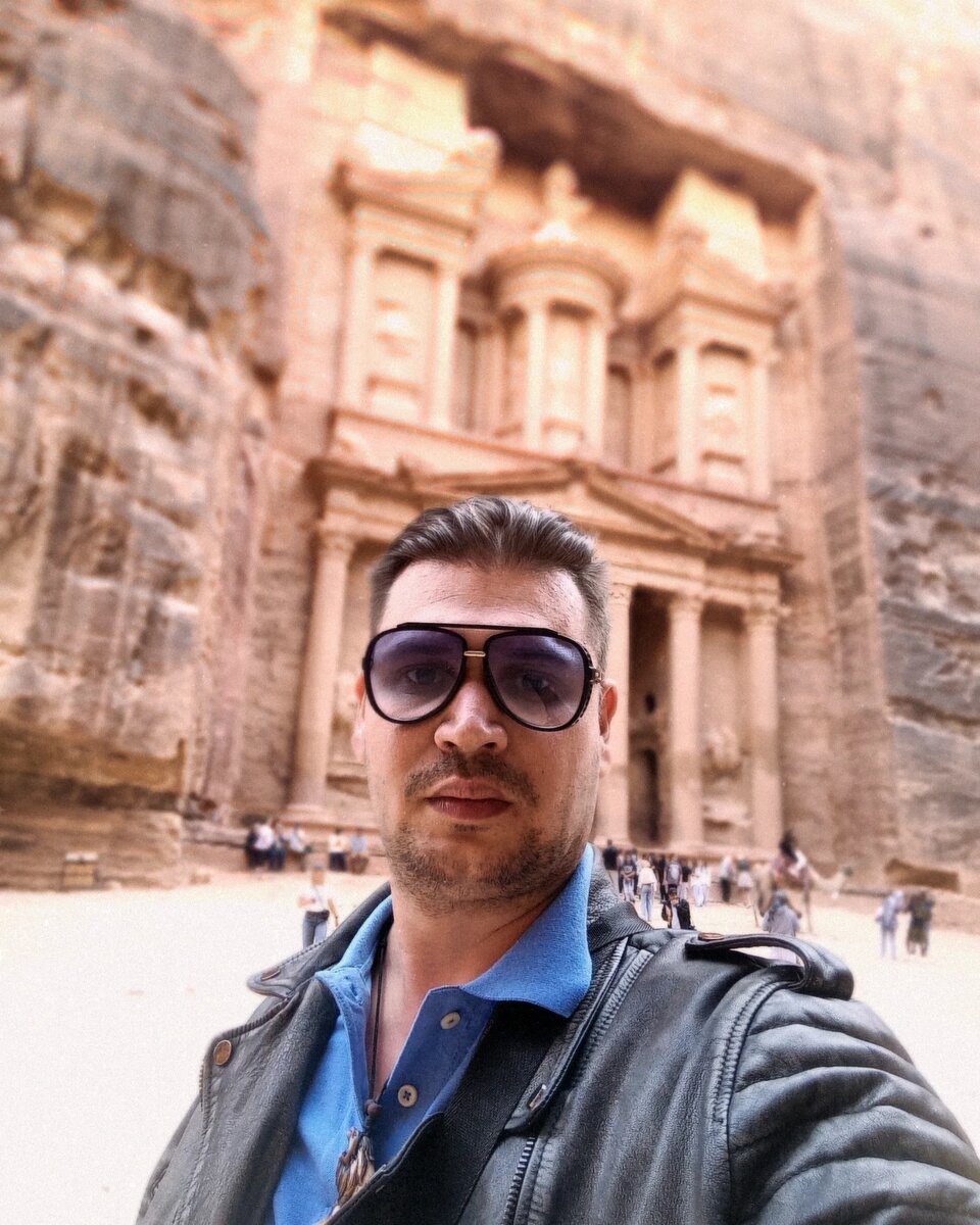 Я был в Ангкор-Вате, посещал древние храмы в джунглях Камбоджи, встречал закат у Великих пирамид, гулял по луксору и видел много монументальной строений былых цивилизаций. Но такого очарования как в Петре я не встречал нигде..... 