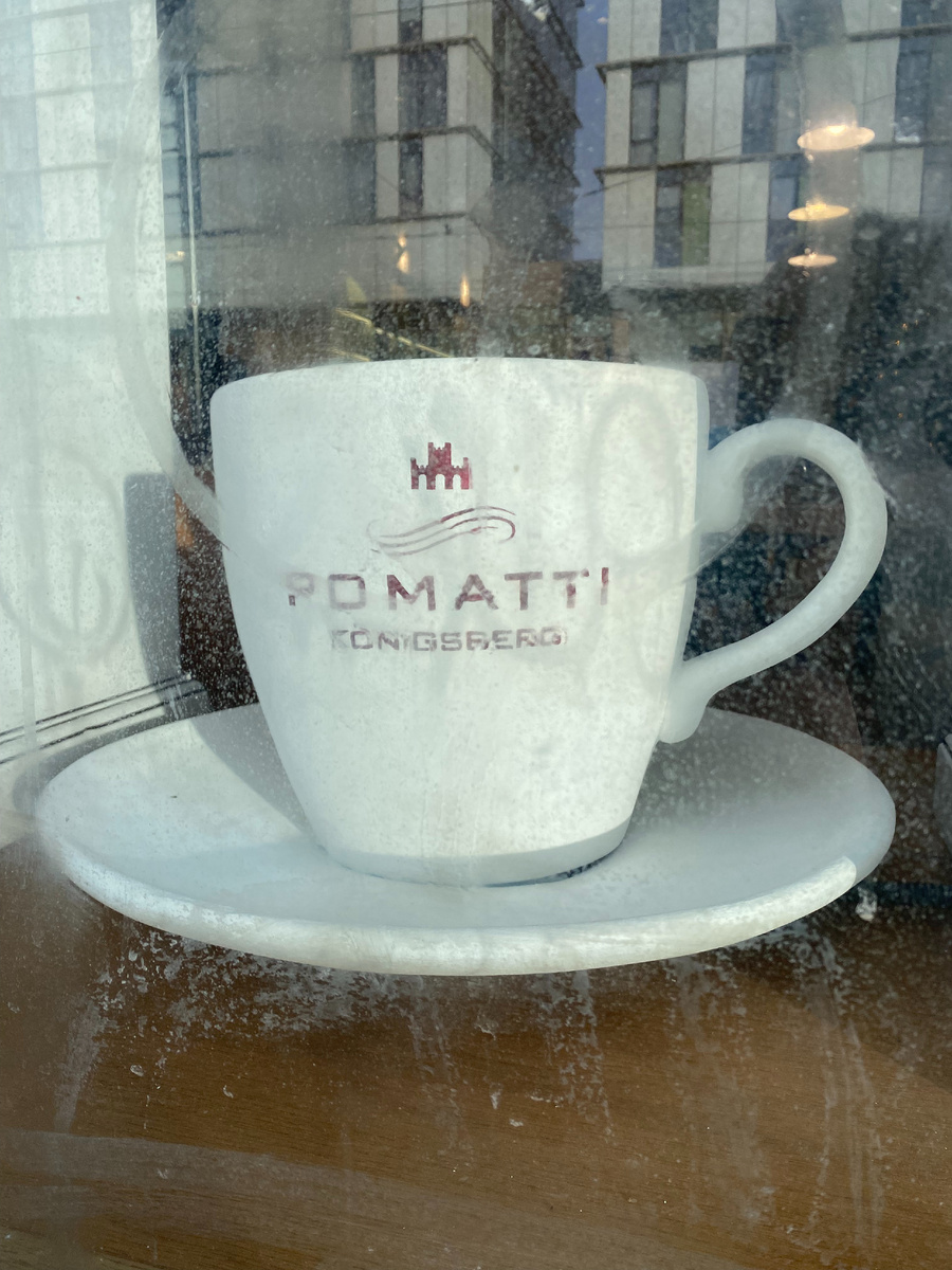 В витрине магазина на Черняховского