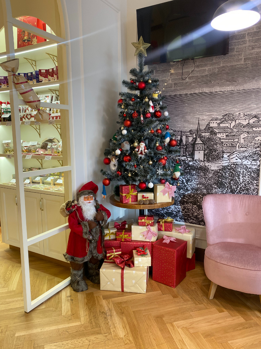 Внутри магазина в январе еще стоит елочка