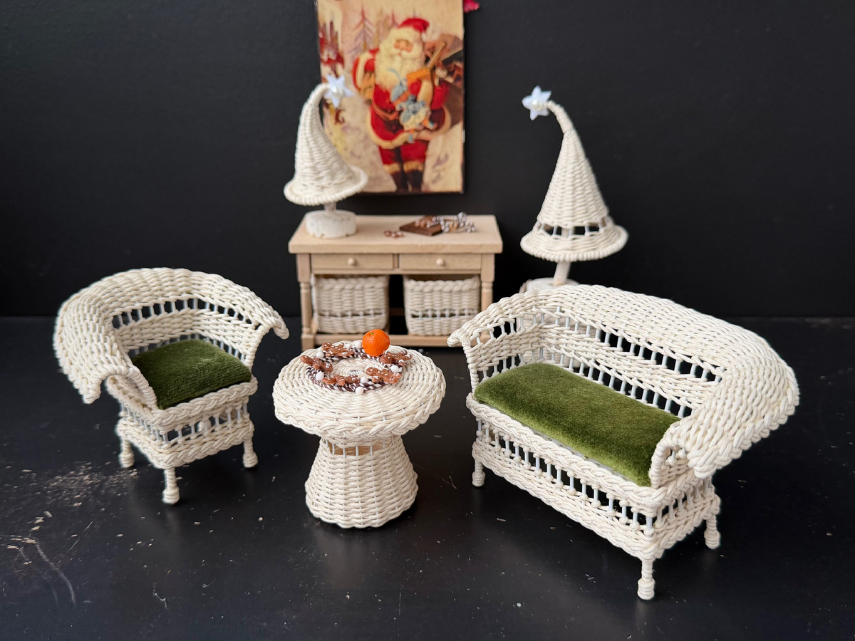 Уголок у камина — где можно просто… остановиться. Плетёная мебель для кукольного домика, созданная с мыслью и памятью.