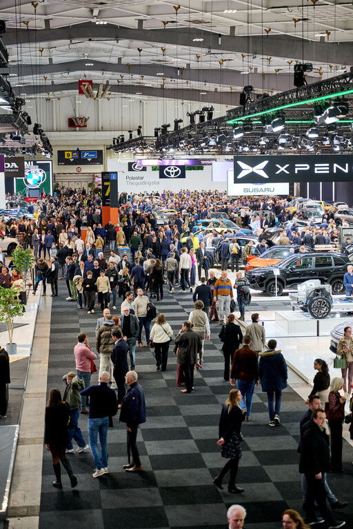 Залы нынешнего автосалона