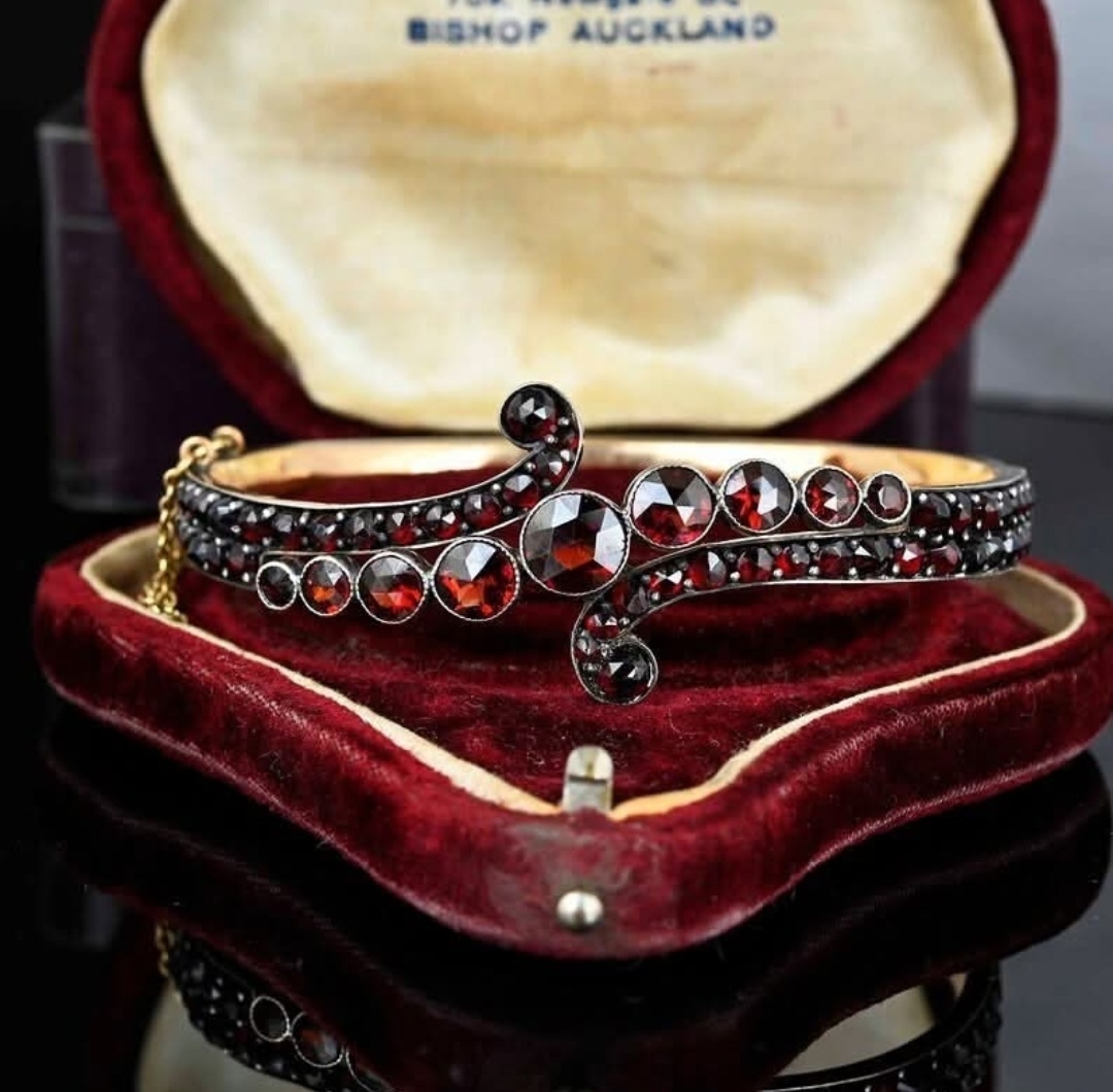 Старинные гранаты.