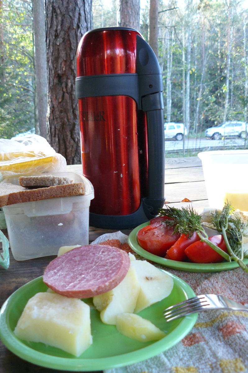 Перекус в походе на Изумрудное озеро под Токсово в сентябре