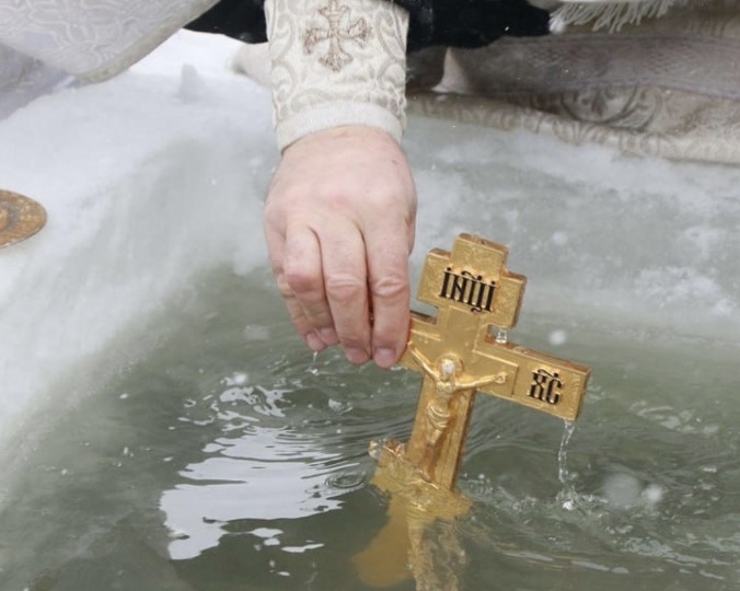 Прибавит ли здоровья и счастья купание в проруби на Крещение ?