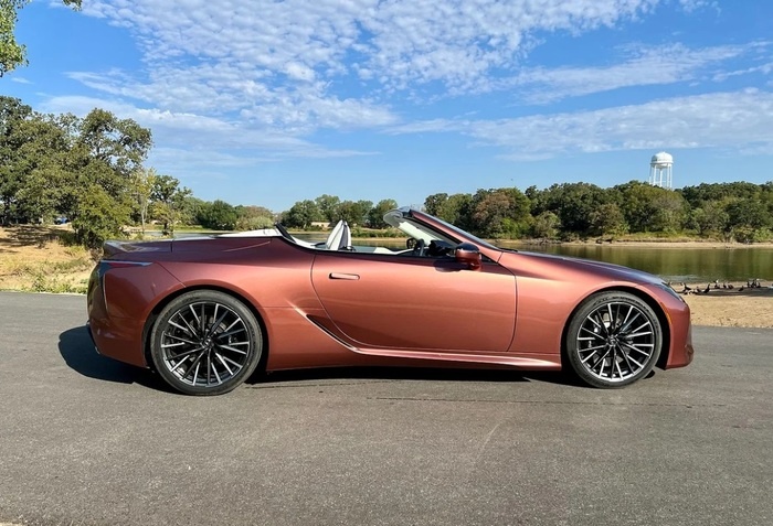 Lexus LC 500 Convertible снабжен атмосферным объёмом 5,0 литра с конфигурацией V8