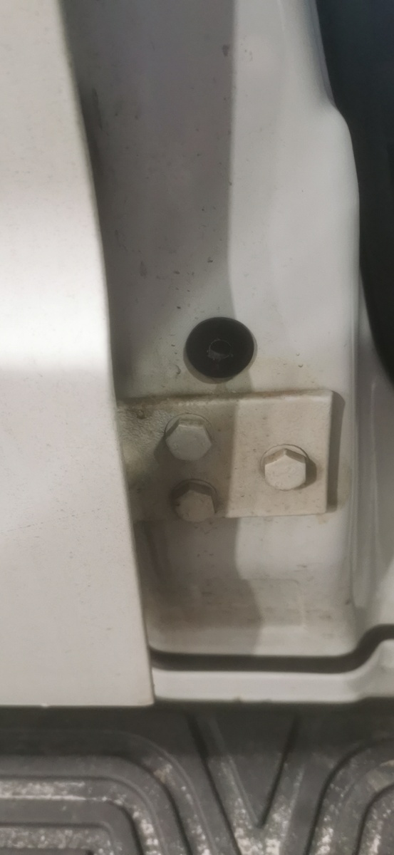 Увидел на новой машине в сервисе, заглушка видимо в отверстии для антикора. Но участок вроде не совсем удачный, с противоположной стороны ремень и усилитель, тут наверное лучше обрабатывать со стороны салона.