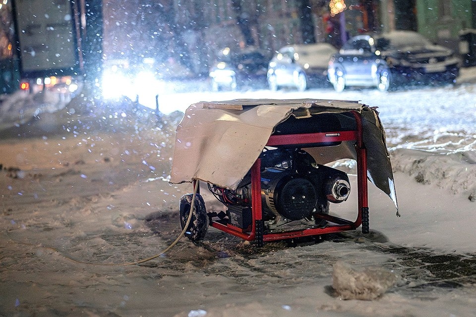    Во время отключения электроэнергии в Киеве REUTERS