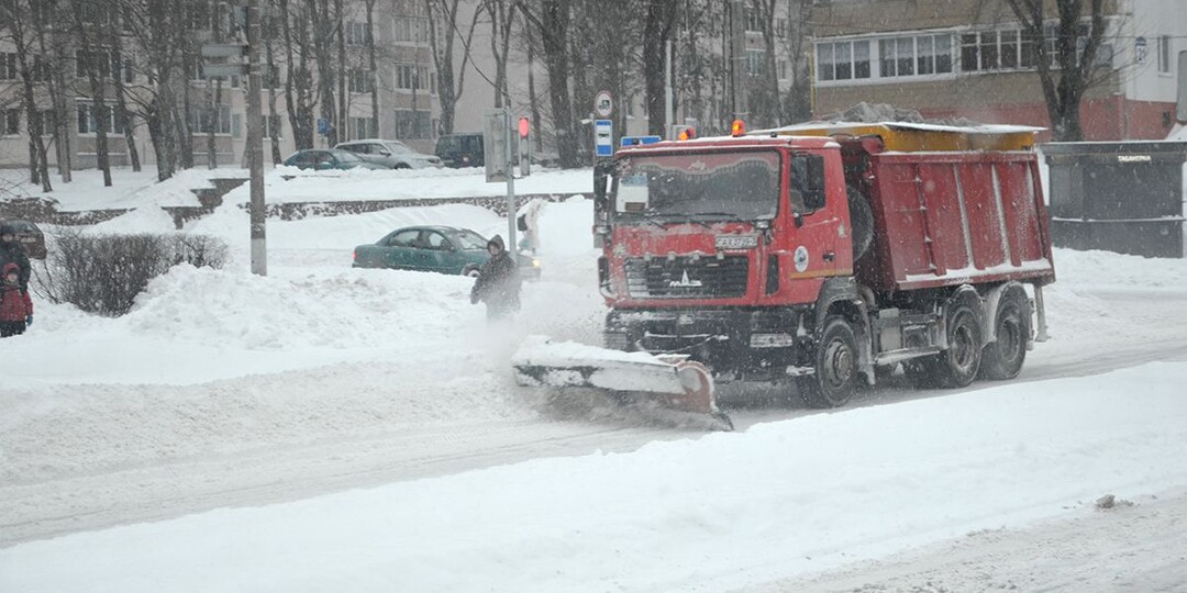 Как дорожные службы справляются со снегопадом – съездили с ними на уборку снега